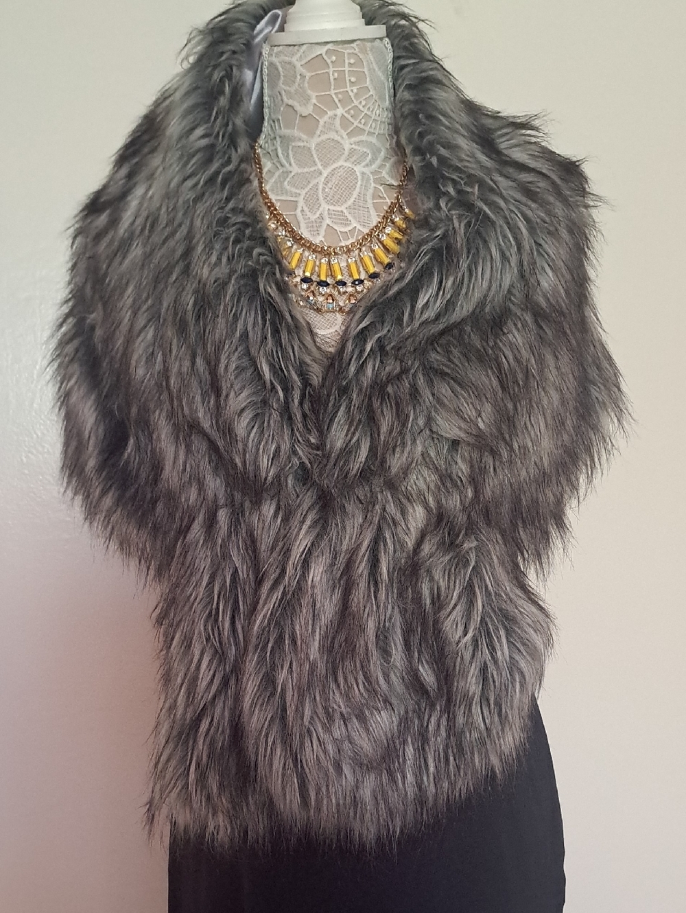 Crossed stole or wide neck wrap for the shoulders. Color: Grey